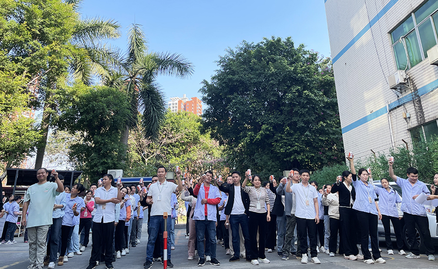 ”聚力同行 繩彩飛揚“~拔河比賽在香蕉三级片视频人的一聲聲呐喊助威中圓滿結束！